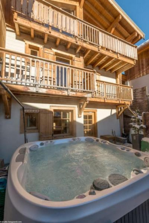 Cosy 4 bedroom chalet with hot tub (Chalet Velours)